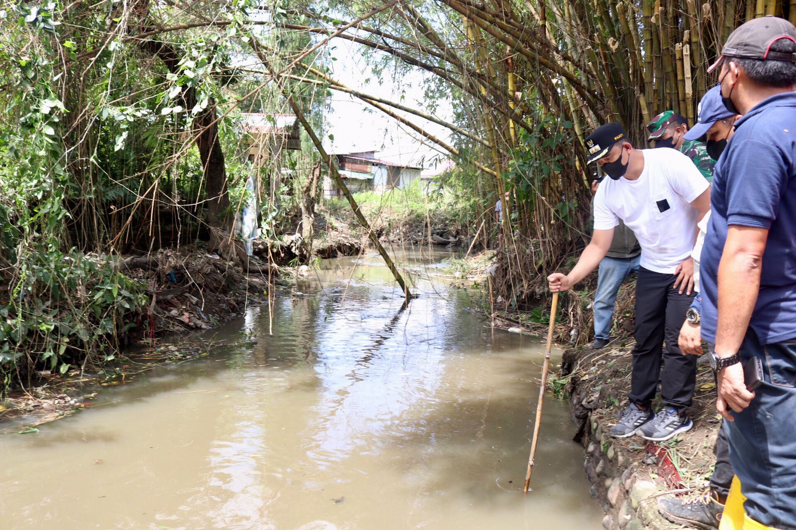 Bobby Nasution Pimpin Gotong Royong Bersama Warga Bersihkan Sungai Selayang