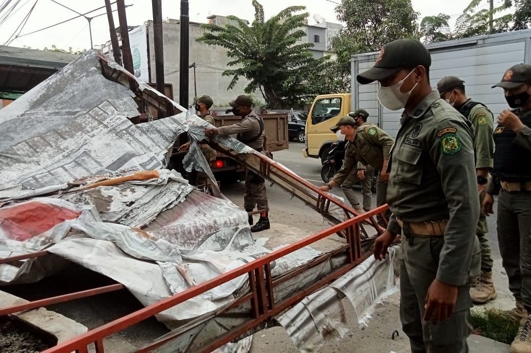 Satpol PP Bongkar Paksa Lapak Pedagang Kaki Lima di Medan Deli