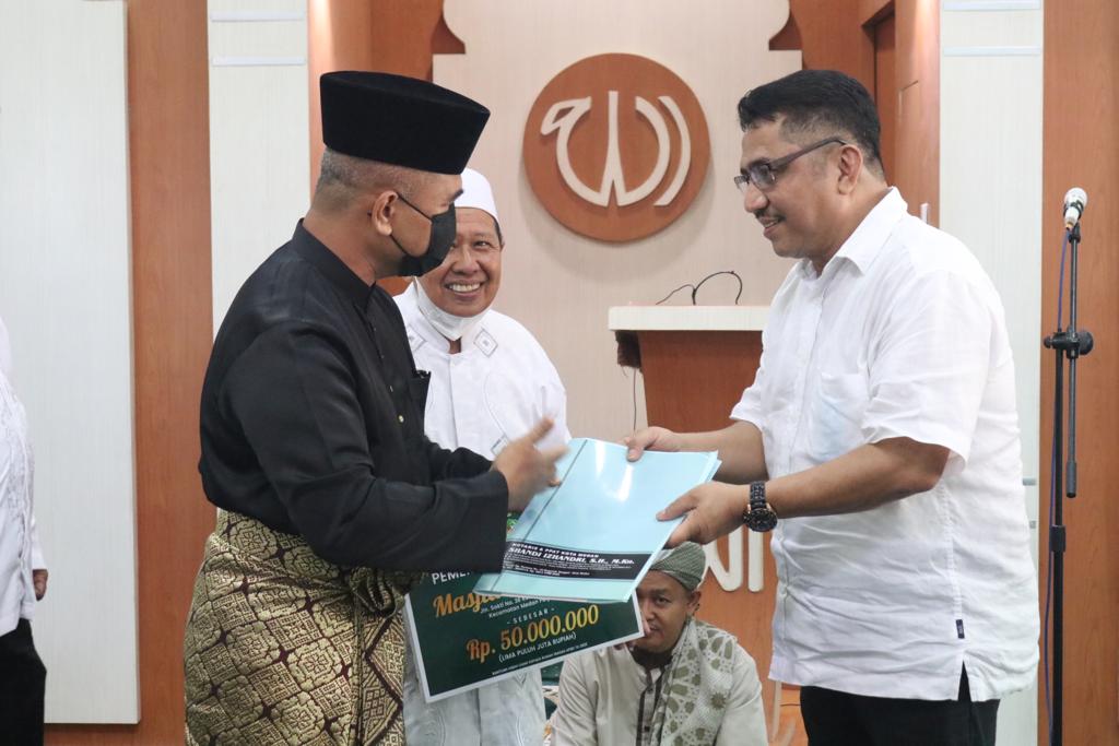 Jadikan Masjid Mandiri, Wali Kota Medan Berikan Akte Koperasi dan Bantuan Dana Rehab