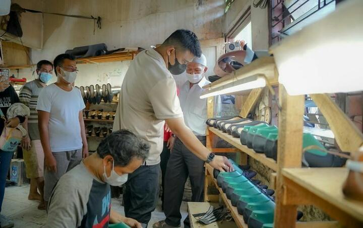 Wali Kota Medan Perintahkan OPD Pakai Sepatu Dinas Produk UMKM Lokal