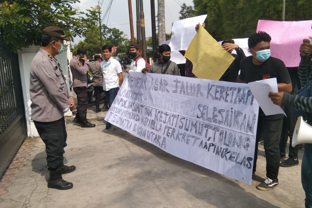Kantor Balai Teknik Perkeretaapian Sumut Didemo, Tuntut Jalur Rantau Perapat – Kota Pinang Segera Dituntaskan