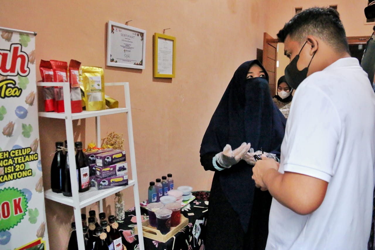 Pelaku UMKM Bunga Telang Senang Bobby Akan Bantu Mesin Teh Celup