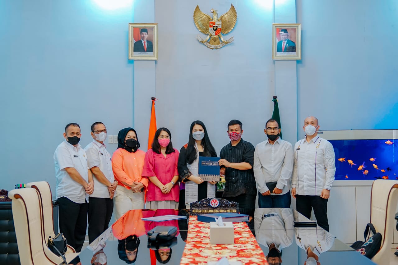 Terbitkan Buku Tentang Ulos Batak, Torang Sitorus Temui Ketua Dekranasda Kota Medan