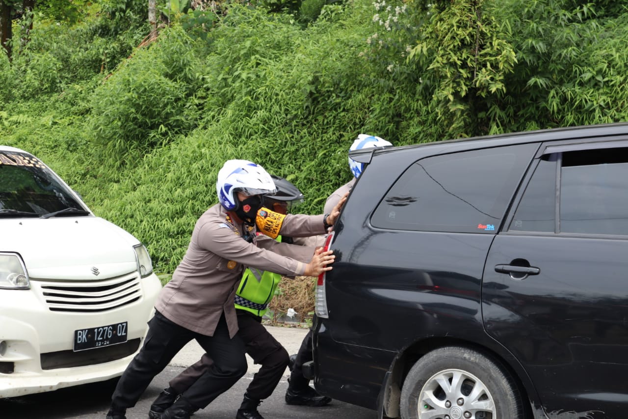 Sigap Atasi Macet, Wakapolrestabes Medan Dorong Mobil yang Mogok