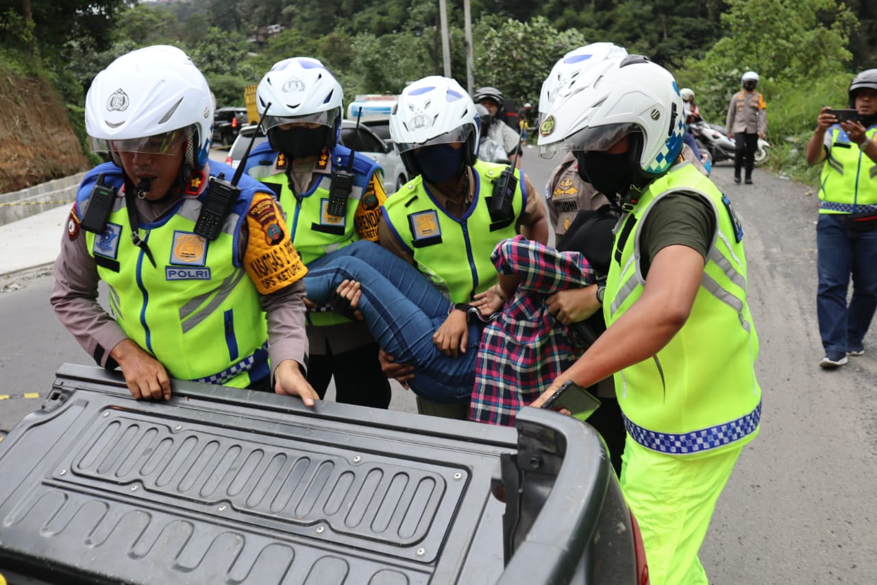 Tim Patroli Polrestabes Medan Bantu Pengendara Jatuh dari Motor