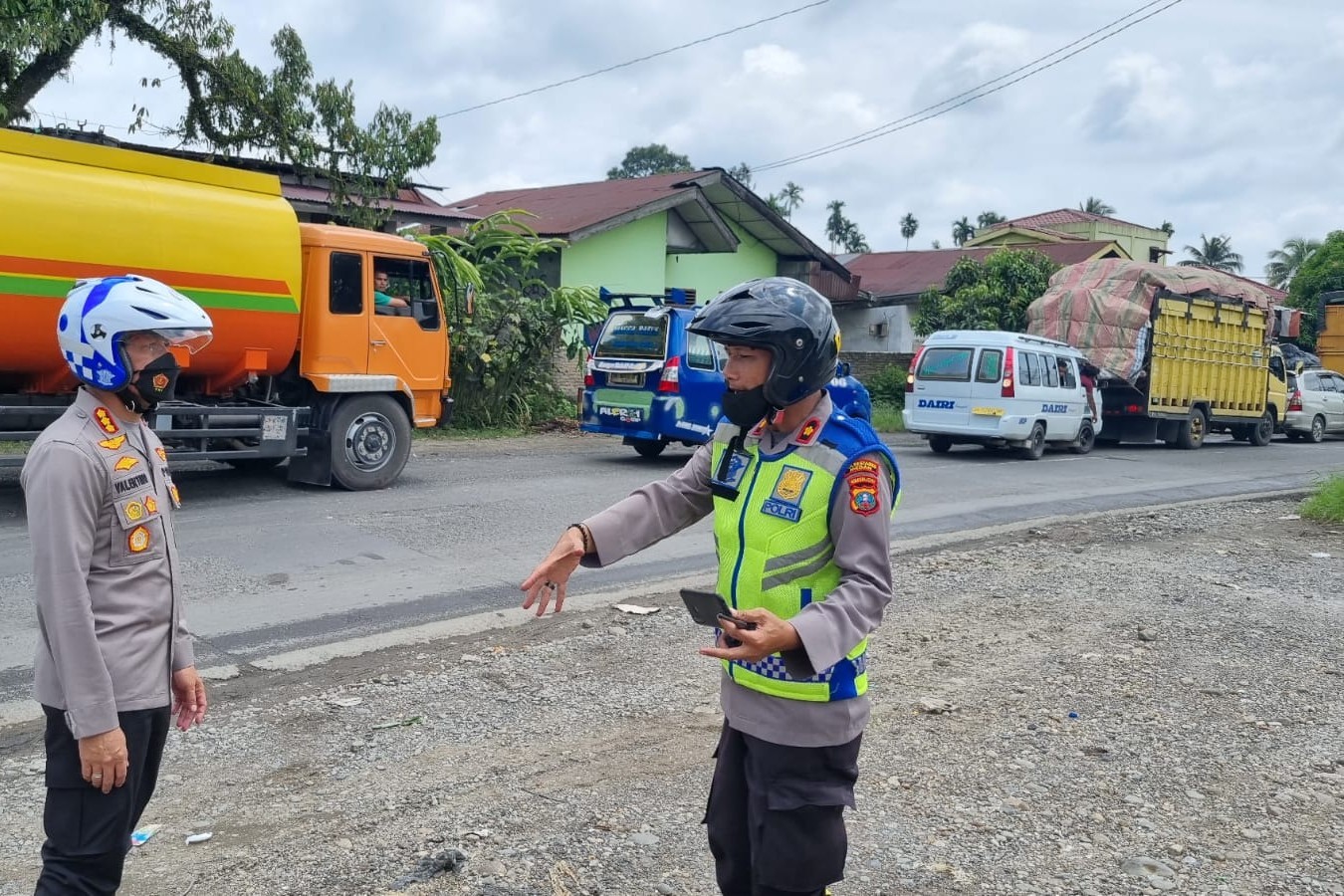 Pohon Tumbang di Berastagi Sebabkan Macet, Kapolrestabes Medan Turun Tangan
