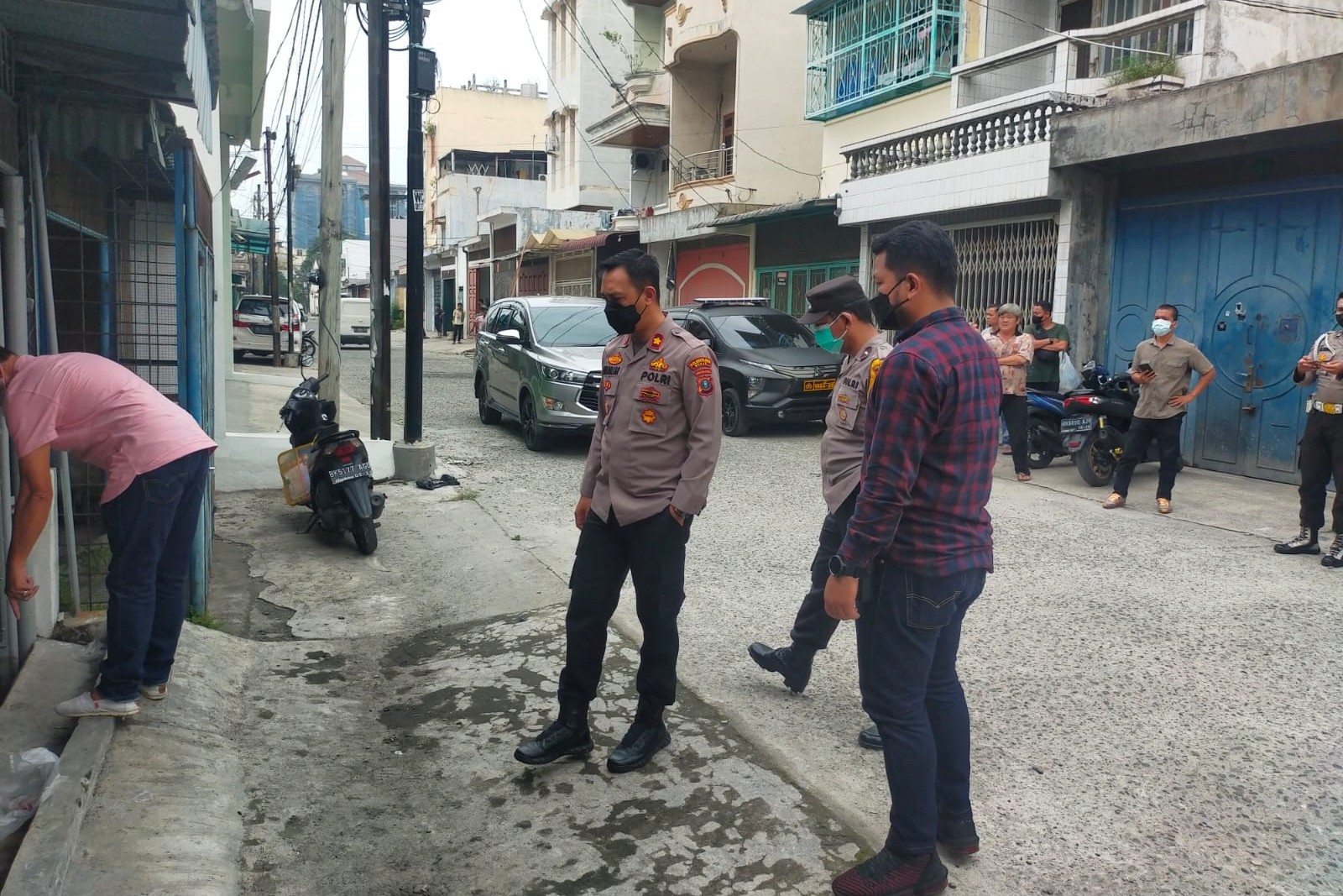 Lie Boei Suan Ditemukan Membusuk Terduduk dan Telentang di Ruang Tamu