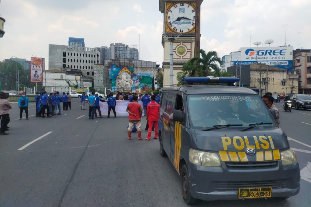 Puluhan Massa Serikat Buruh Sumut Gelar Aksi Demo di Jalan Gatot Subroto