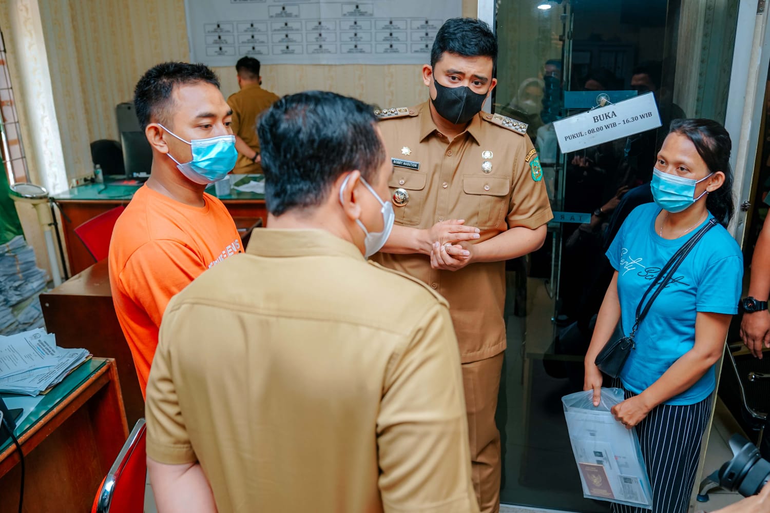 Pastikan Pelayanan Masyarakat, Bobby Nasution Sidak ke Puskesmas dan Kelurahan