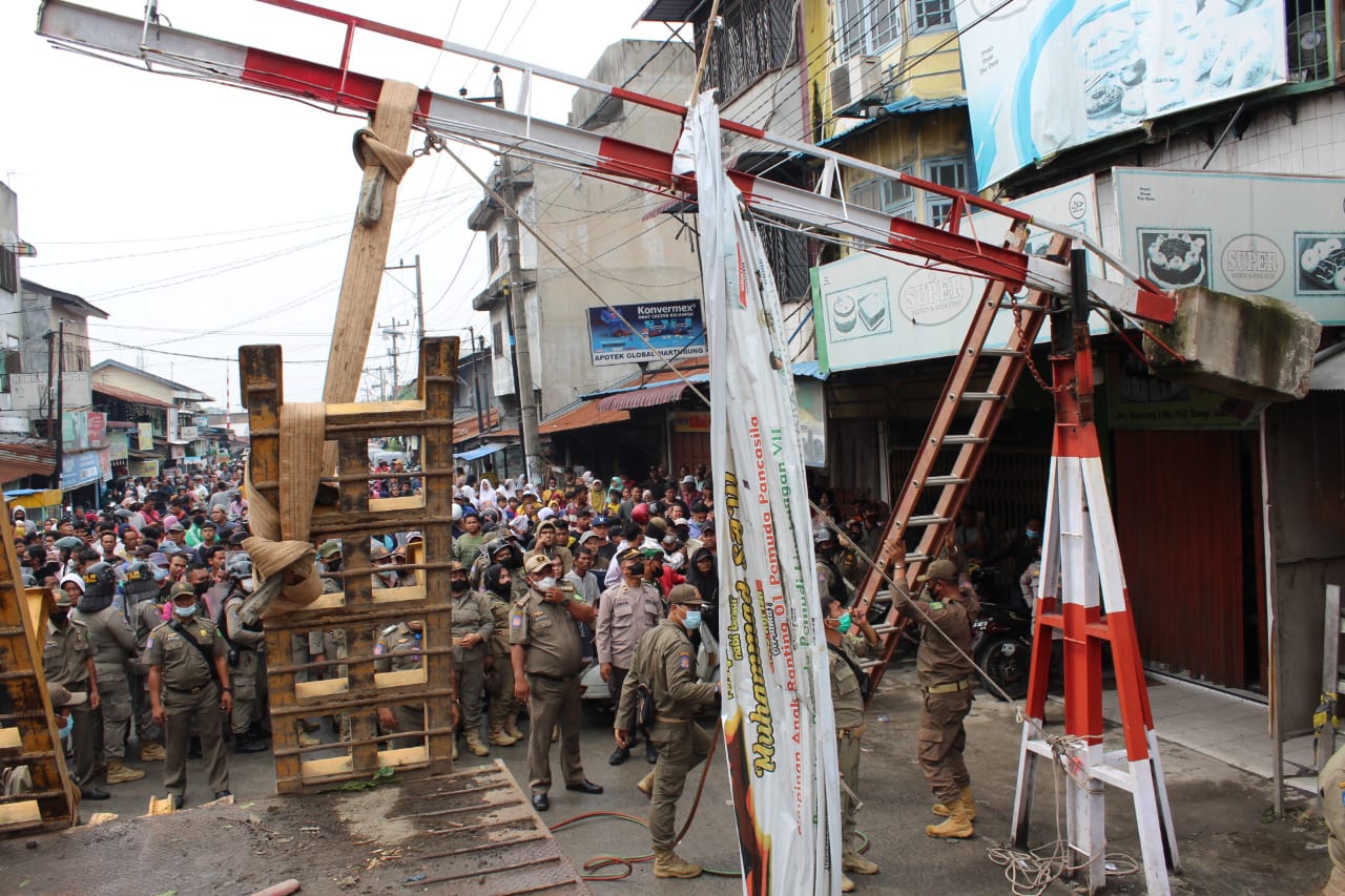 Satpol Medan Bongkar Paksa Portal di Jalan Pancing Medan Labuhan