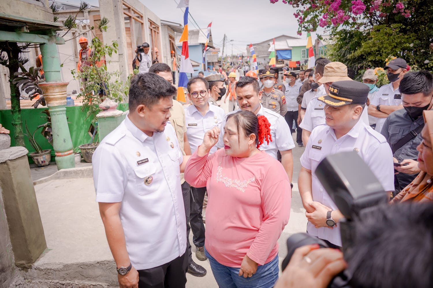 Ibu Tiga Anak Temui Bobby Nasution Sambil Menangis Haru Rumahnya Diperbaiki