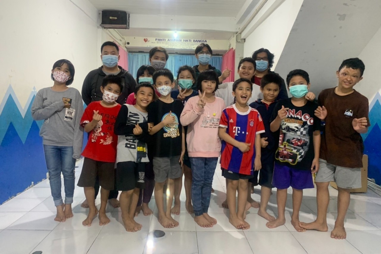 Berbagi Cerita Sambil Belajar Dengan Anak-anak Panti Asuhan Hati Bangsa