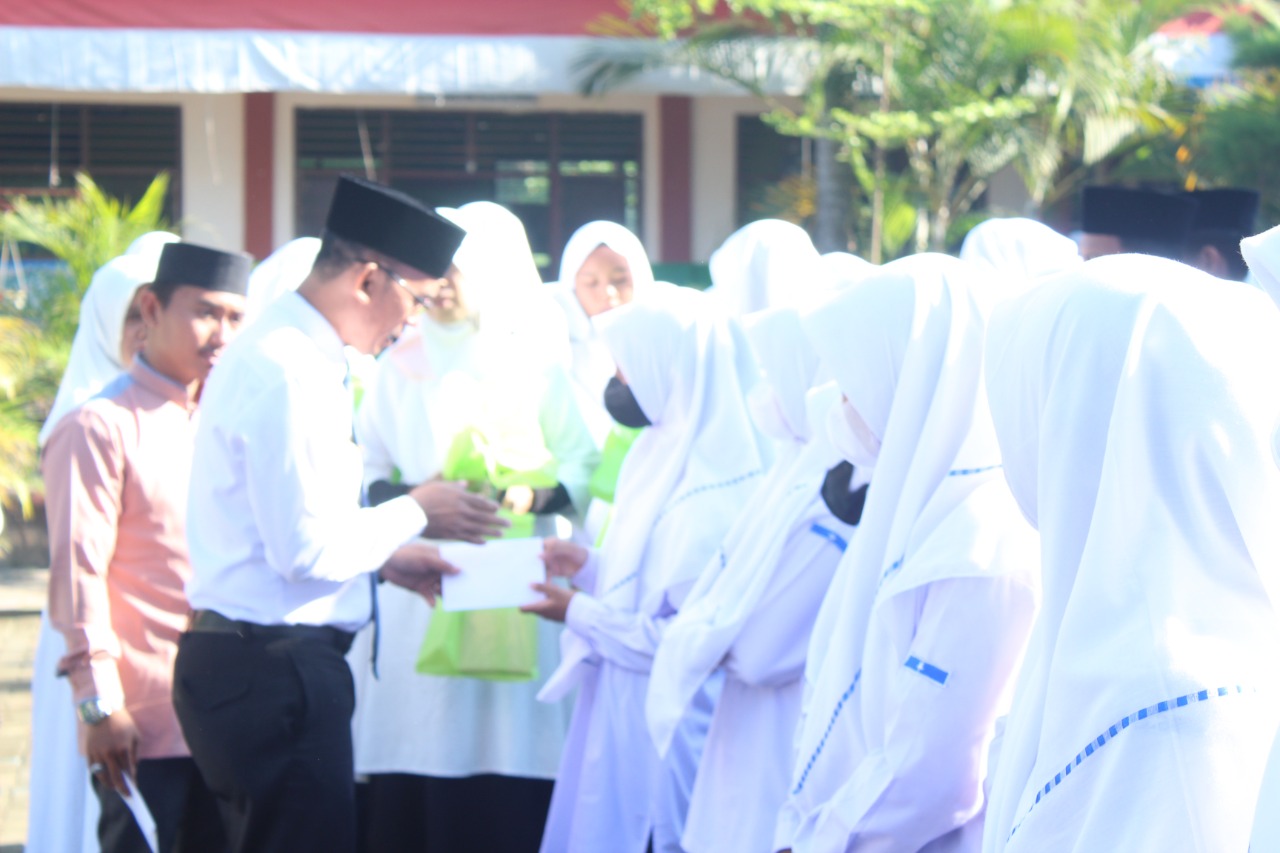 MTsN 2 Lubuk Pakam Santuni Murid Yatim — Piatu