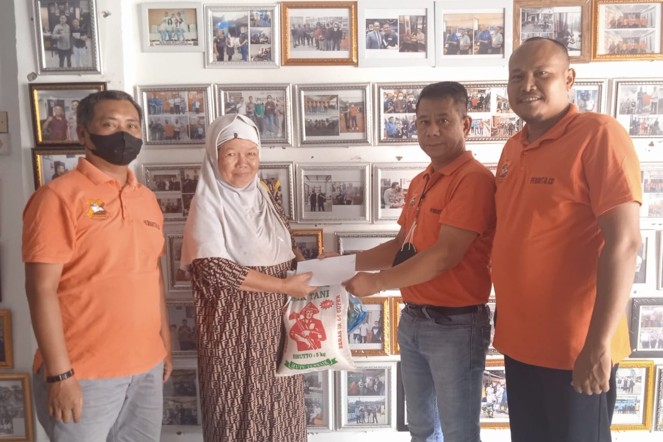 Ketua Pewarta Berikan Santunan dan Sembako pada Janda Mualaf