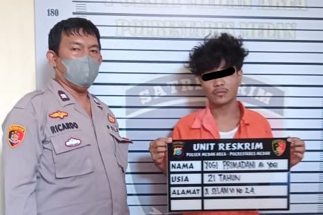 Sekejap, Motor Pembeli Pulsa Raib di Parkir, Pria Berambut Ikal Ini Pelakunya