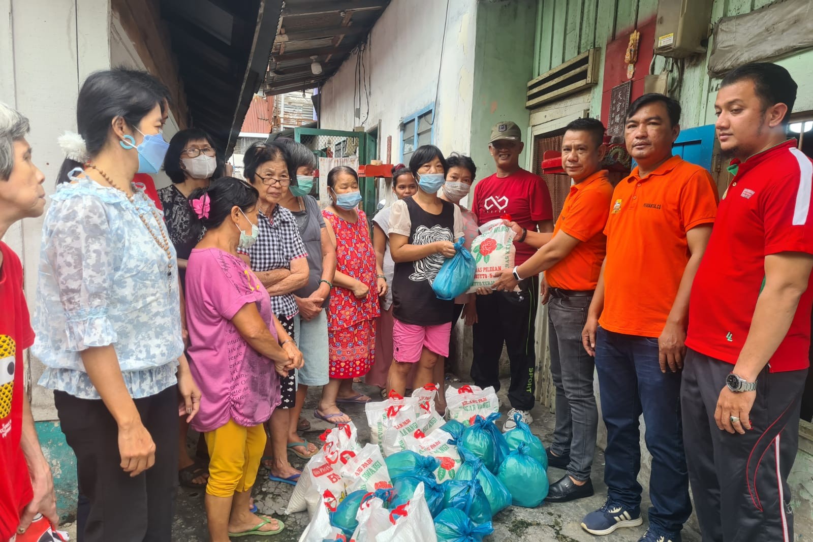 Ketua Pewarta Salurkan Sembako pada Puluhan Warga Tionghoa