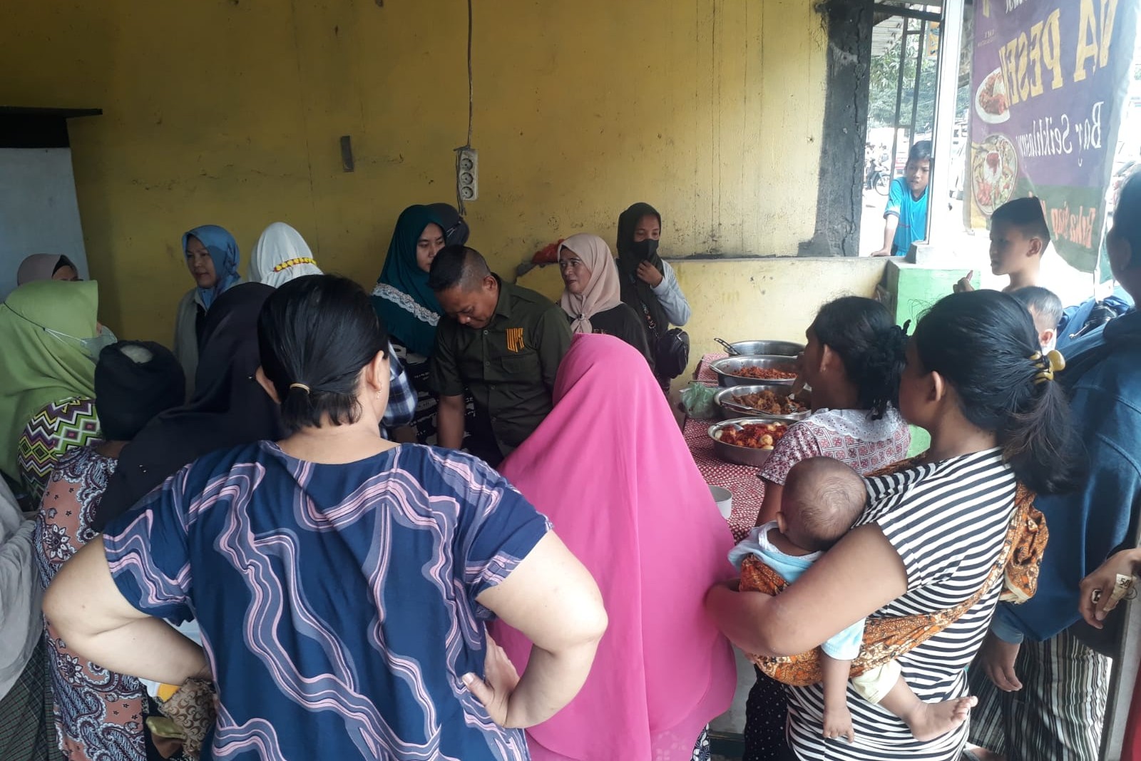 Setiap Jum’at, WA PESEK dan Personel Patroli Polsek Deli Tua Sediakan Warung Makan Sepuasnya Bayar Seikhlasnya