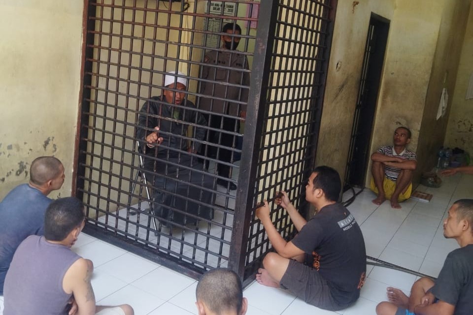 Tahanan Polsek Medan Timur Diceramahi Ustadz