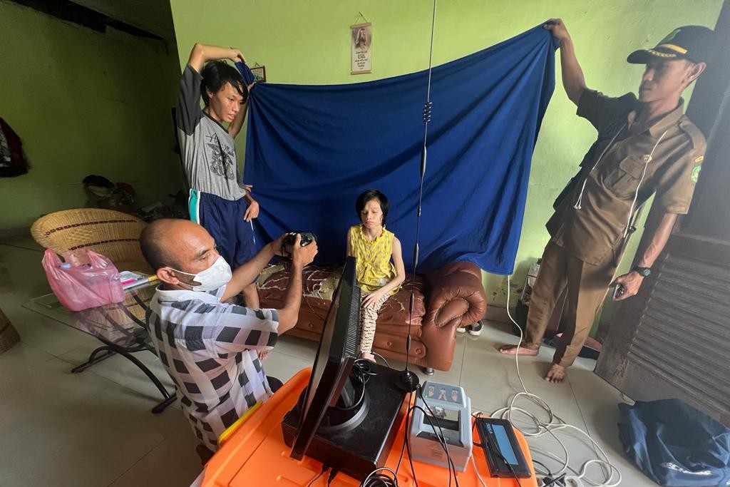 Kecamatan Medan Baru Bersama Disdukcapil Datangi Rumah Warga Disabilitas Lakukan Perekaman E-KTP