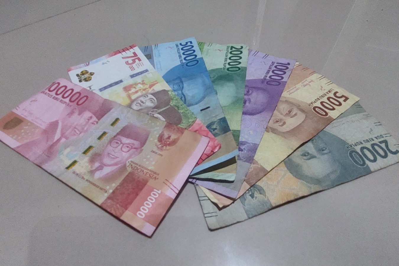 Dihantam Badai Besar, Rupiah Terpuruk di 15.750 per US Dolar, IHSG Terimbas