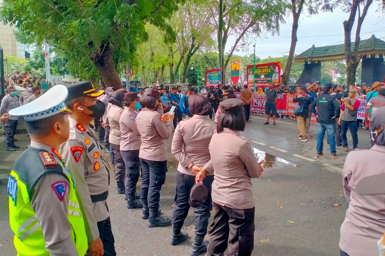 Ratusan Massa MTBB Demo di DPRD Sumut Minta Penggusuran di Desa Bandar Baru Dihentikan