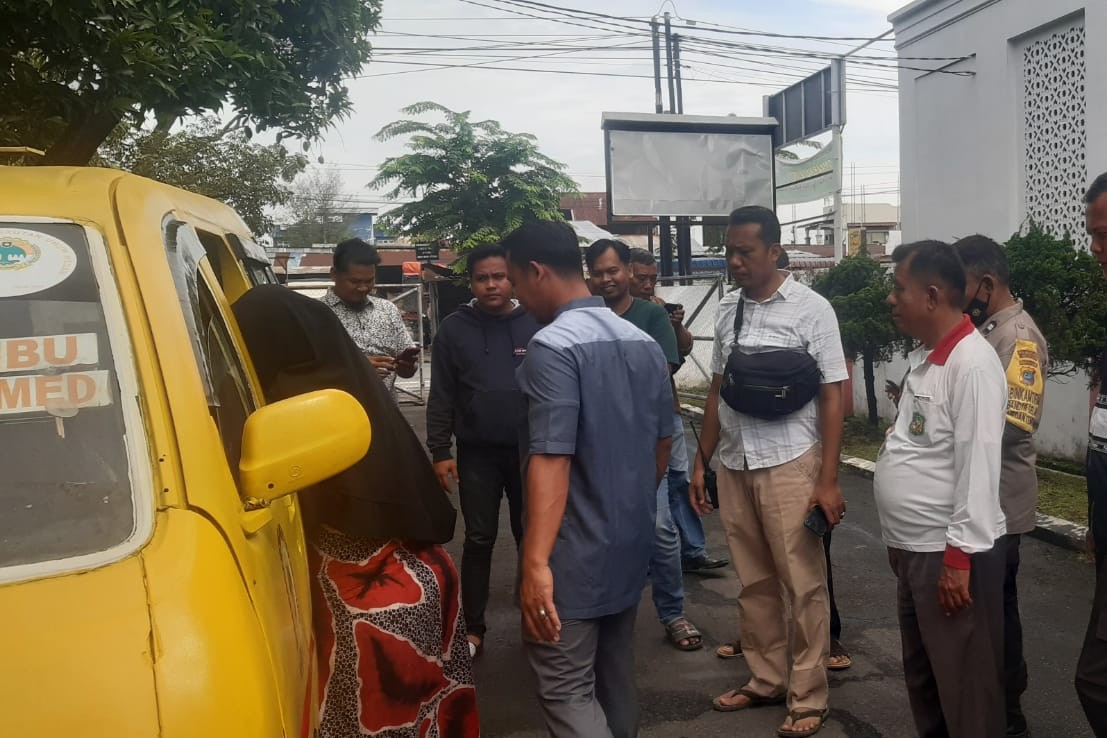 Berteduh di Tengah Hujan, Supir Angkot Ditemukan Tewas Tergeletak di Dalam KPUM 04