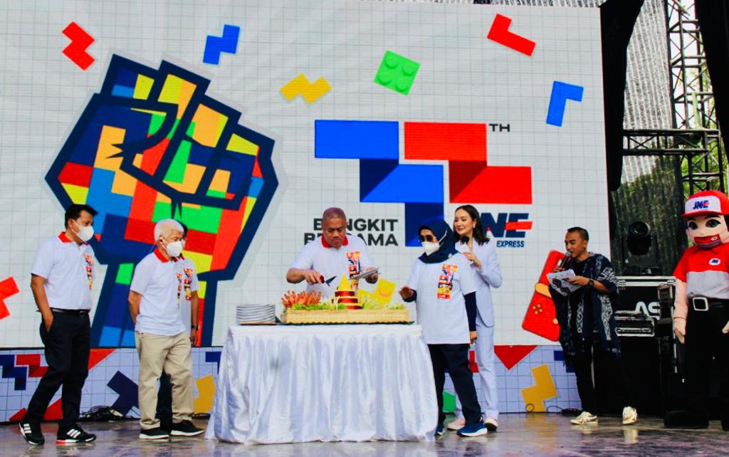 Di HUT 32, JNE Kobarkan Semangat Bangkit Bersama