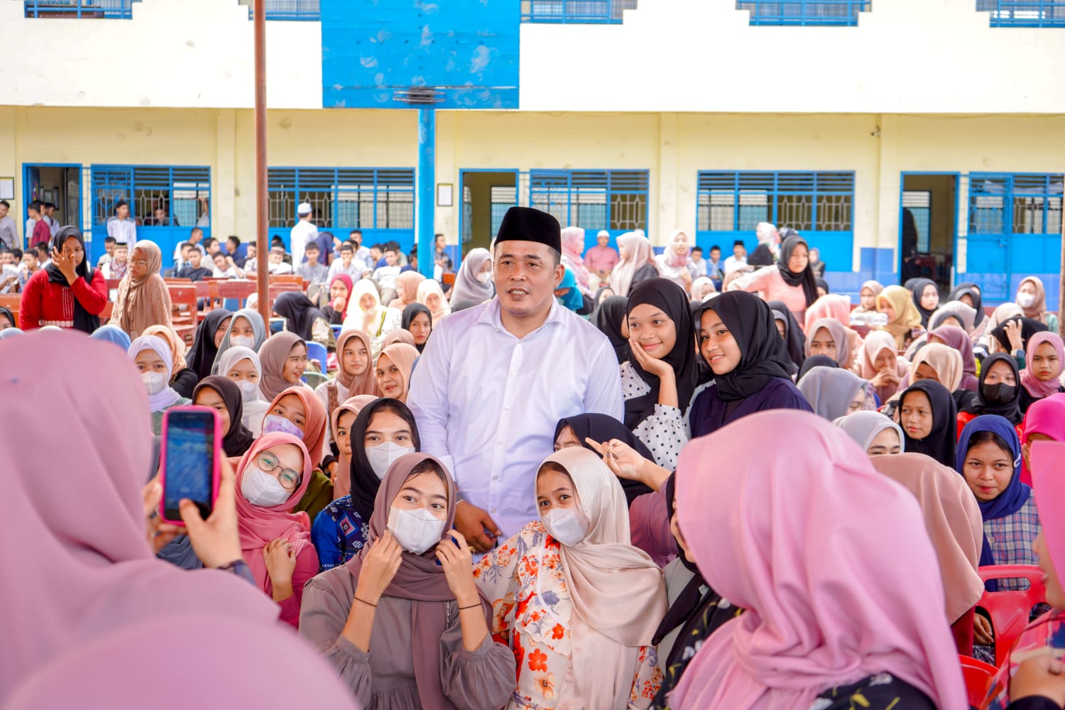 Peringati Maulid Nabi di SMA Hang Tuah, Aulia Rachman Ingatkan Siswa Jangan Cengeng dan Gampang Mengeluh
