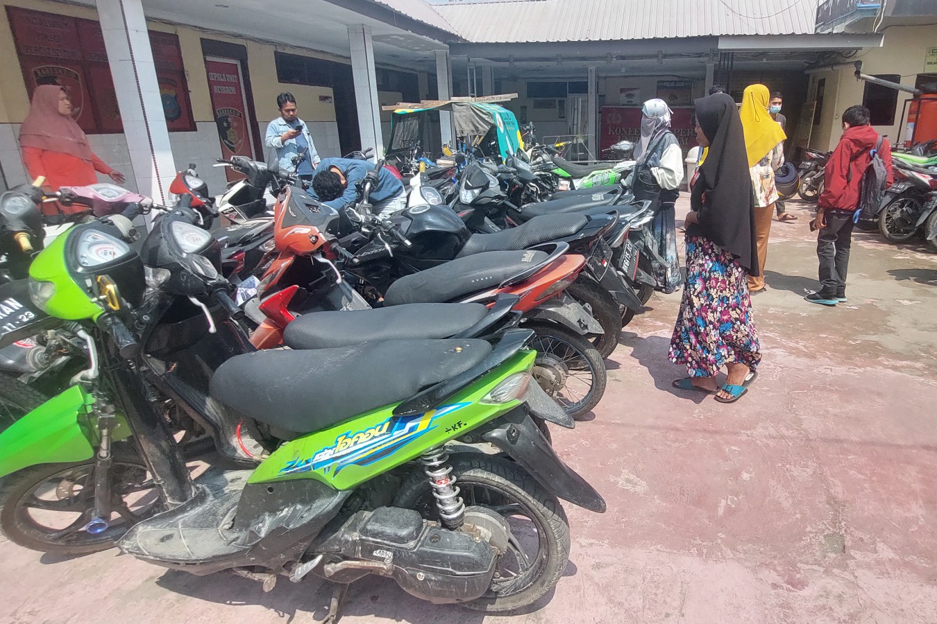 Pasca Penggerebekan Gudang Curanmor, Puluhan Warga Datangi Polsek Percut