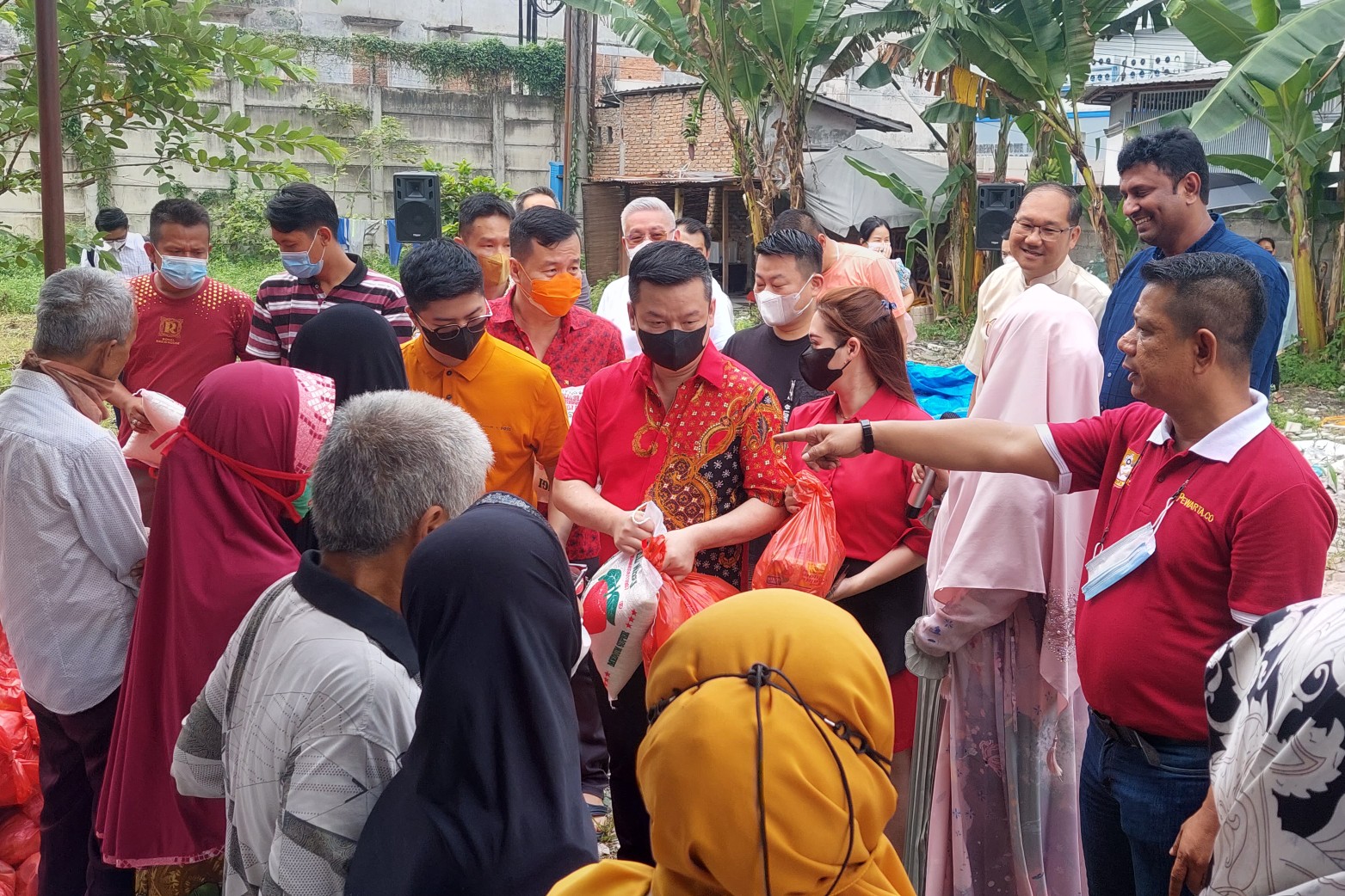 Sambut HPN, Brotherhood Club Medan Bersama Pewarta dan Rumah Komunikasi Lintas Agama Berbagi 500 Paket Sembako