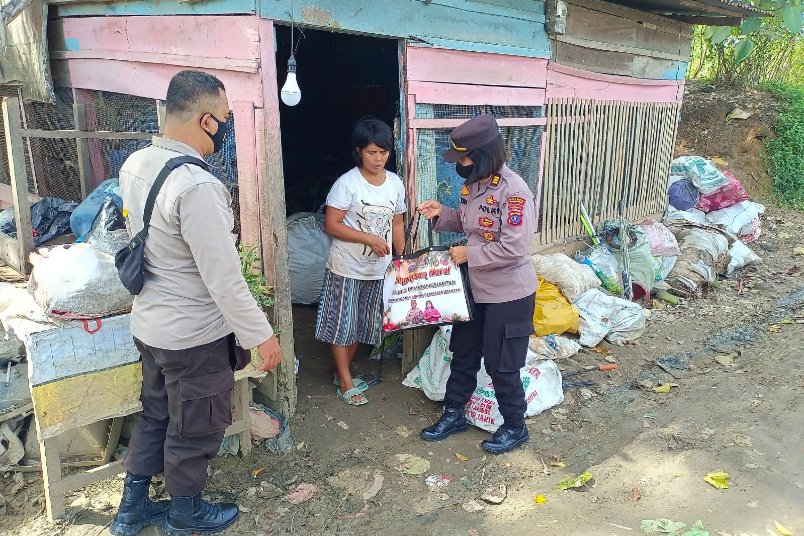 Kapolres Siantar Akan Memberikan Bantuan Berkesinambungan Kepada Warga di Pemukiman Sampah