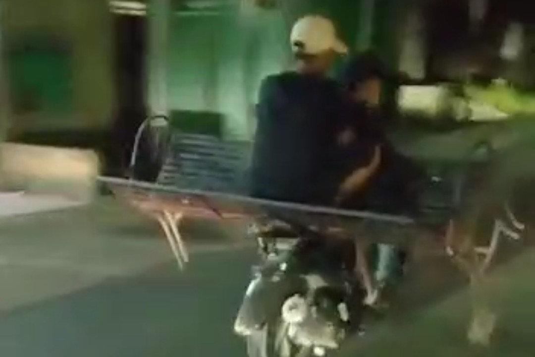 Dua Pemuda Nekat Curi Bangku Besi Taman Kota Siantar, Aksi Pelaku Gotong Pakai Motor Viral