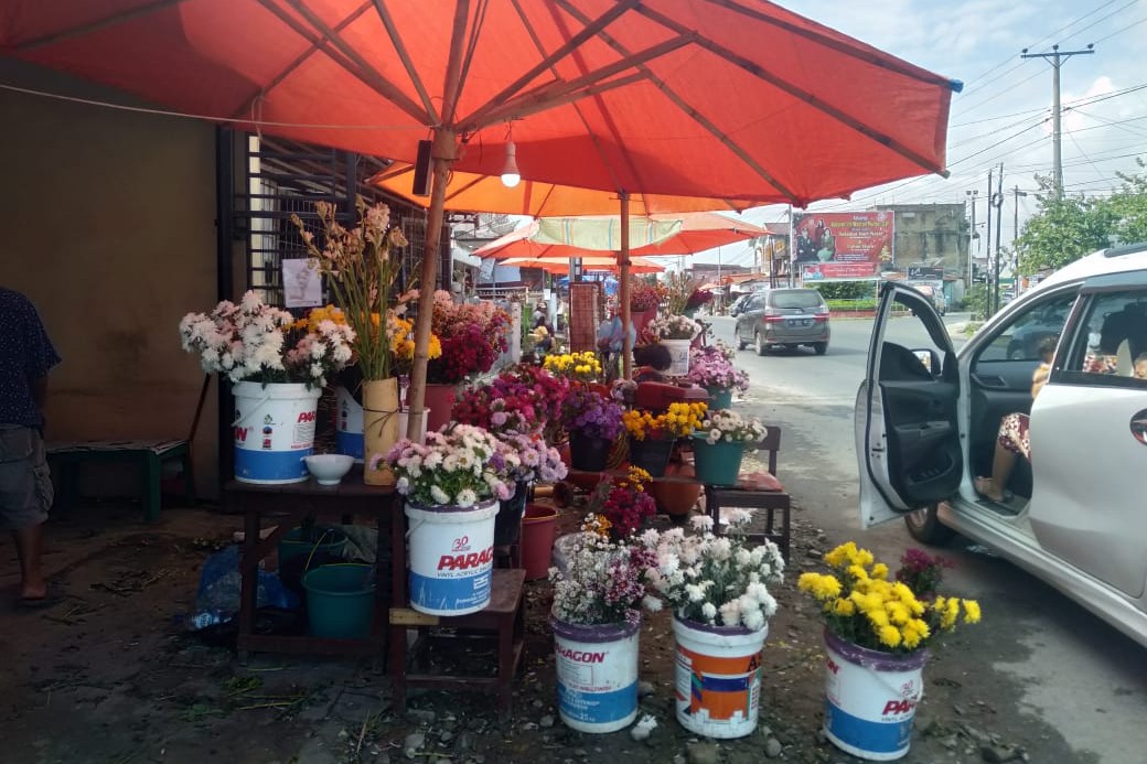 Peziarah dari Luar Siantar Berdatangan, Rejeki Bagi Pedagang Bunga Musiman