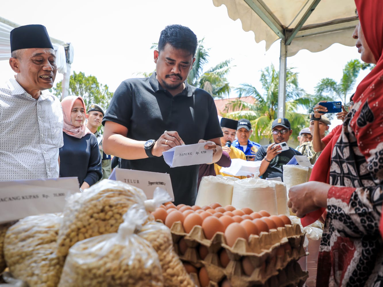 Bobby Nasution Tegaskan Jangan Ada Naikkan Harga di Pasar Murah