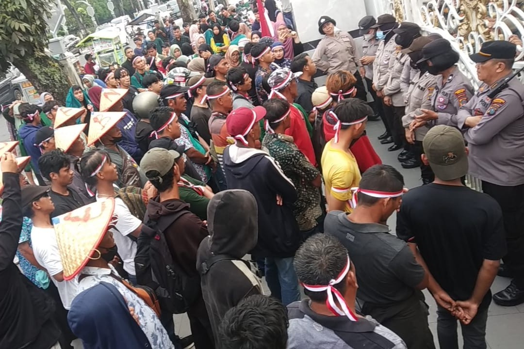 Masyarakat Labura Demo Minta Perbaikan Tanggul Jebol