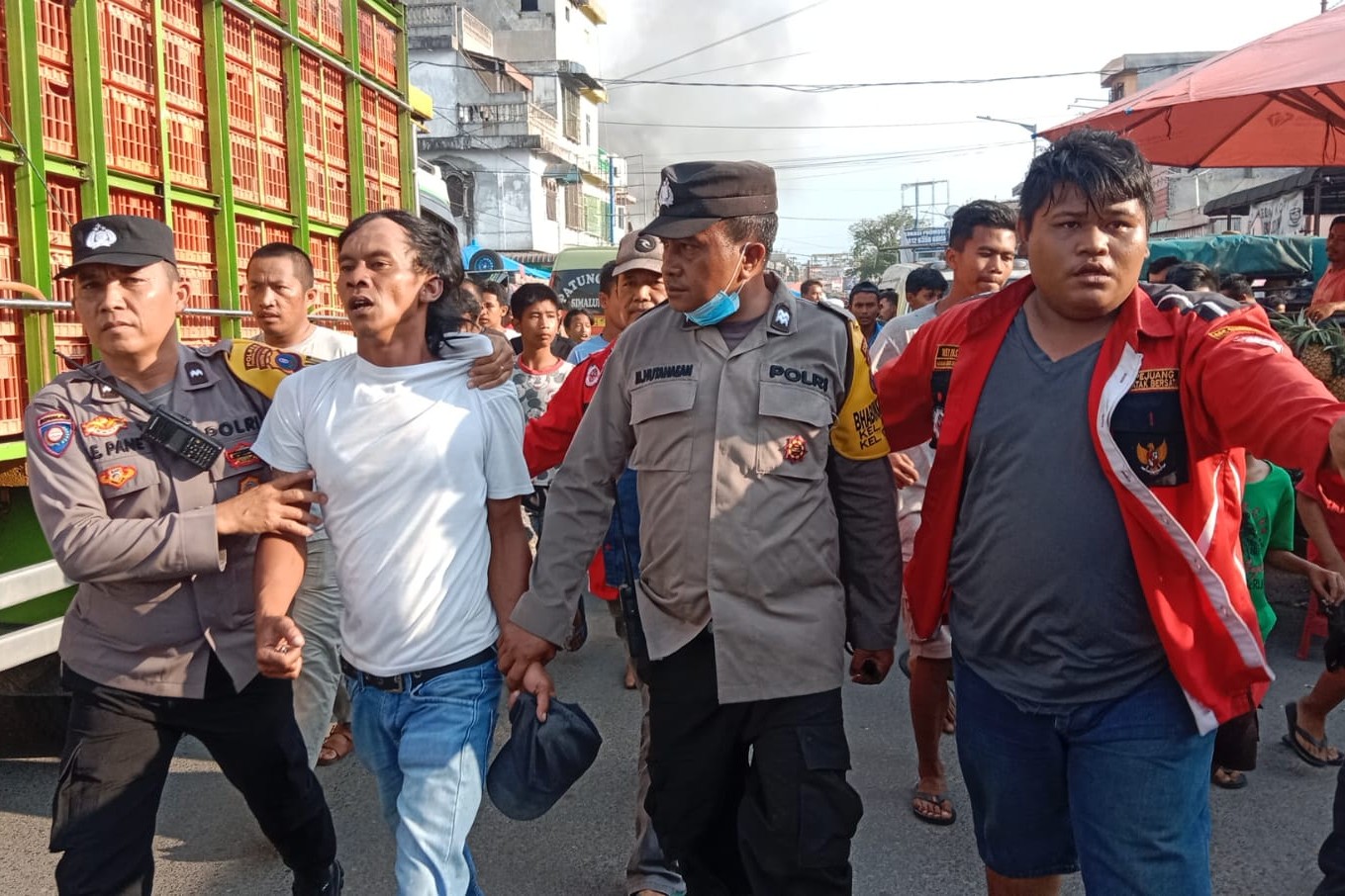 Pria Gondrong Ini Dituding Mencuri Disaat Kebakaran 3 Ruko di Parluasan