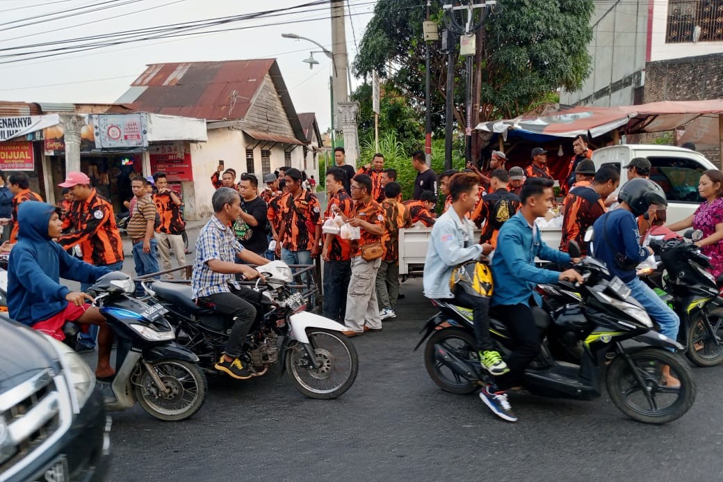 PAC Pemuda Pancasila Medan Tuntungan Bagikan Takjil ke Jalan