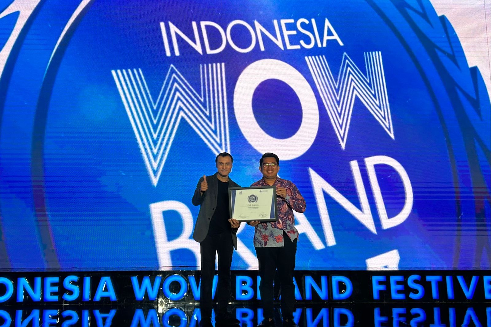 JNE Raih Penghargaan Gold Champion Kategori Courier Service Indonesia WOW Brand