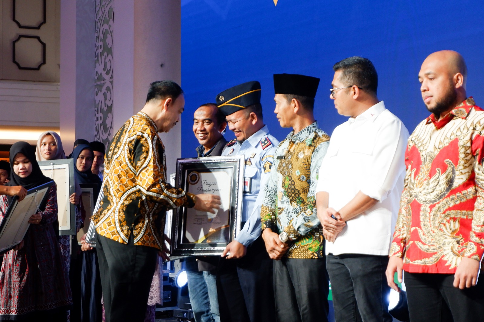 Karutan Tanjung Pura Terima Penghargaan Sebagai Tokoh Profesional Muda Sumut