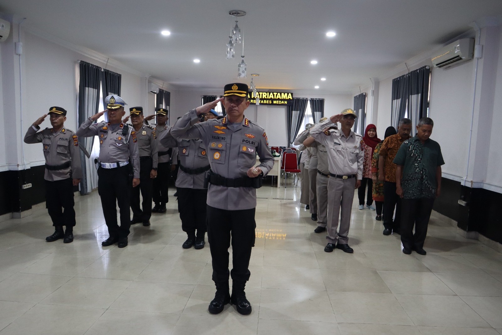 Kapolrestabes Salami Purnawirawan Usai Pelaksanakan Pencucian Pataka Polda Sumut