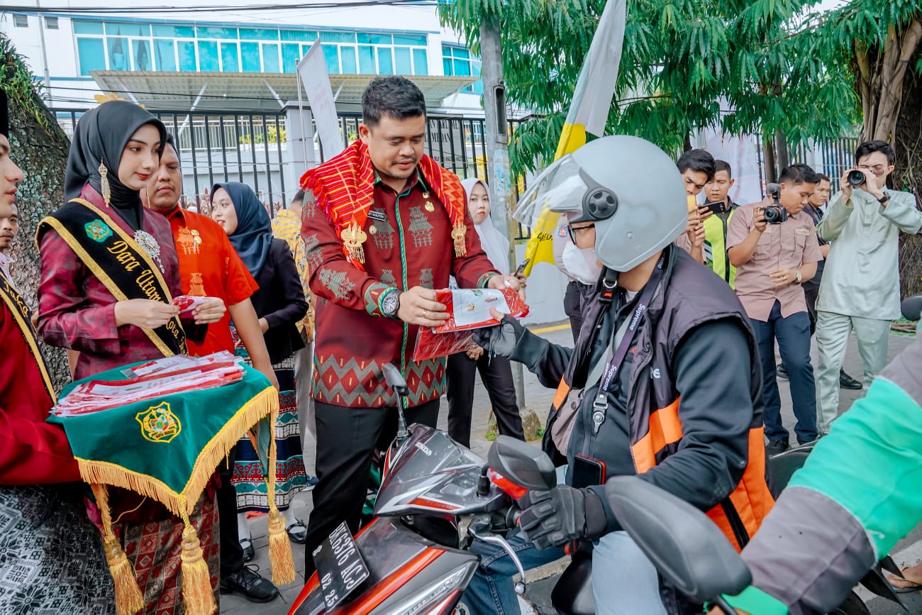 Bangkitkan Jiwa Nasionalis Jelang Hari Kemerdekaan, Pemko Medan Bagikan Bendera Merah Putih