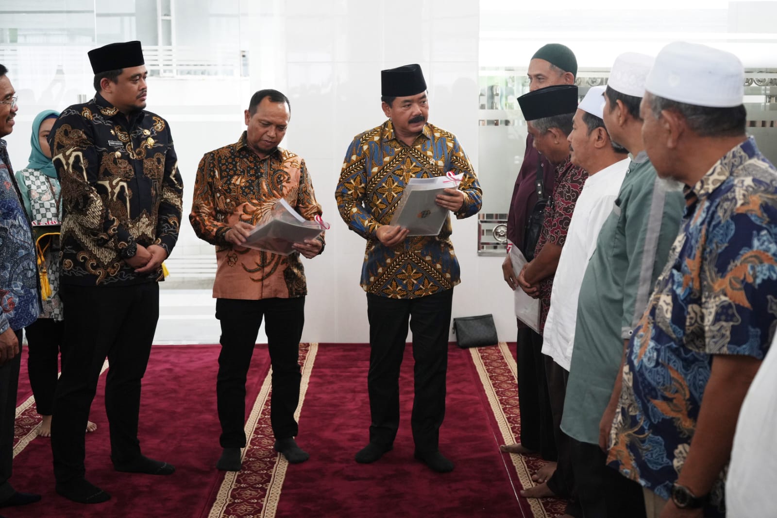 Wali Kota Medan Bersama Menteri Serahkan 11 Sertifikat Tanah Wakaf