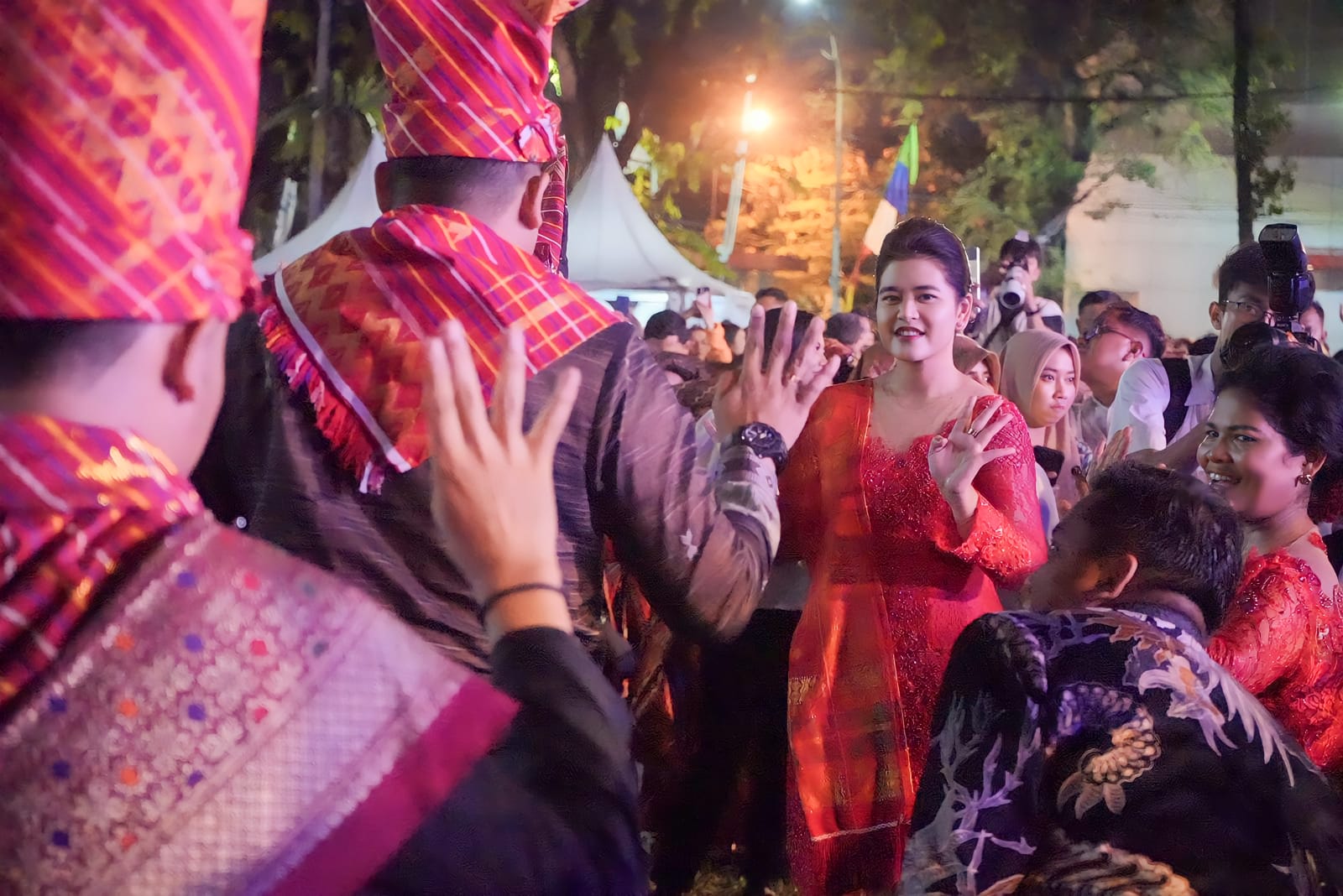 Bobby Nasution Ikut Menari Mbuah Page dan Serahkan Hadiah Motor di Acara Merdang Merdem