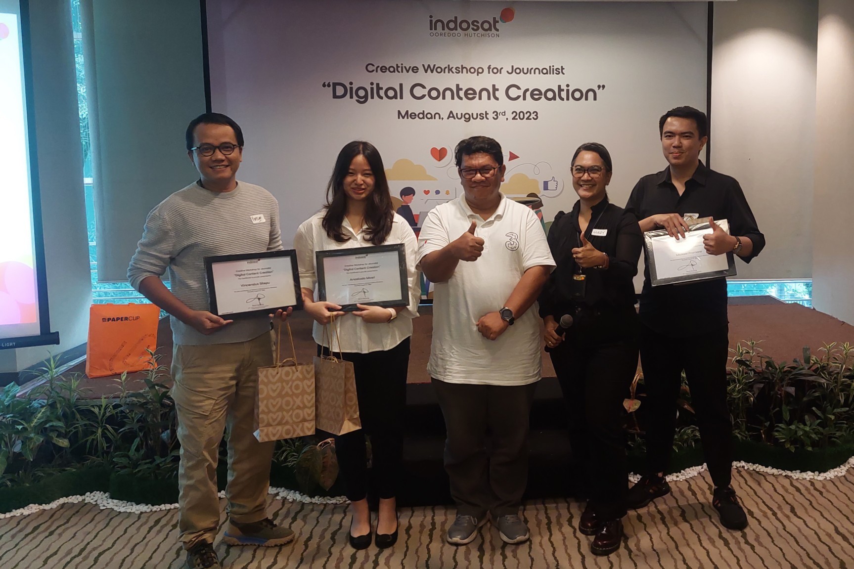 Foto bersama para nara sumber dan perwakilan Indosat, usai penyerahan cindramata atau piagam. (ASN)