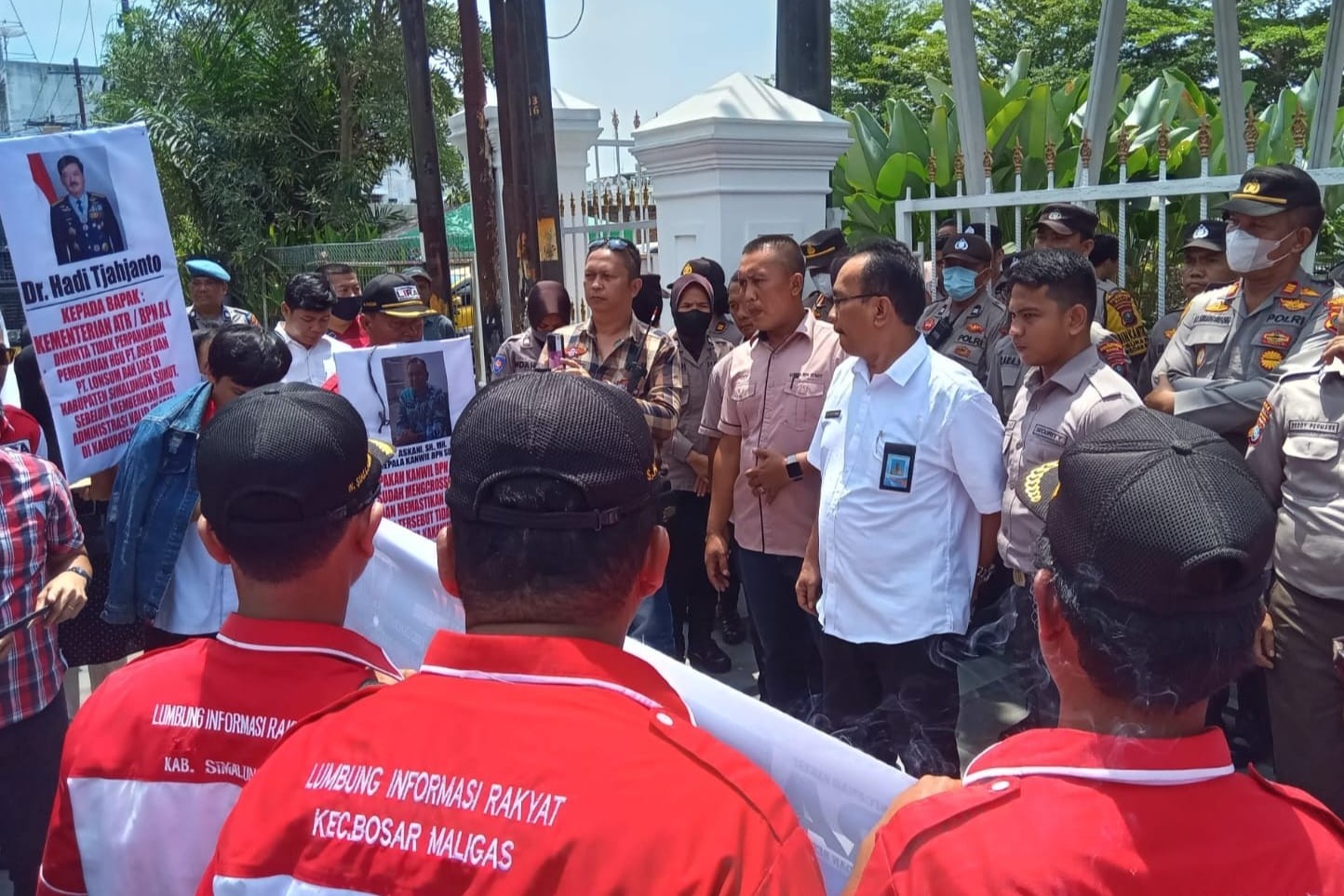 Polisi Kawal Aksi Demo Massa LIRA Simalungun di Kantor BPN Sumut