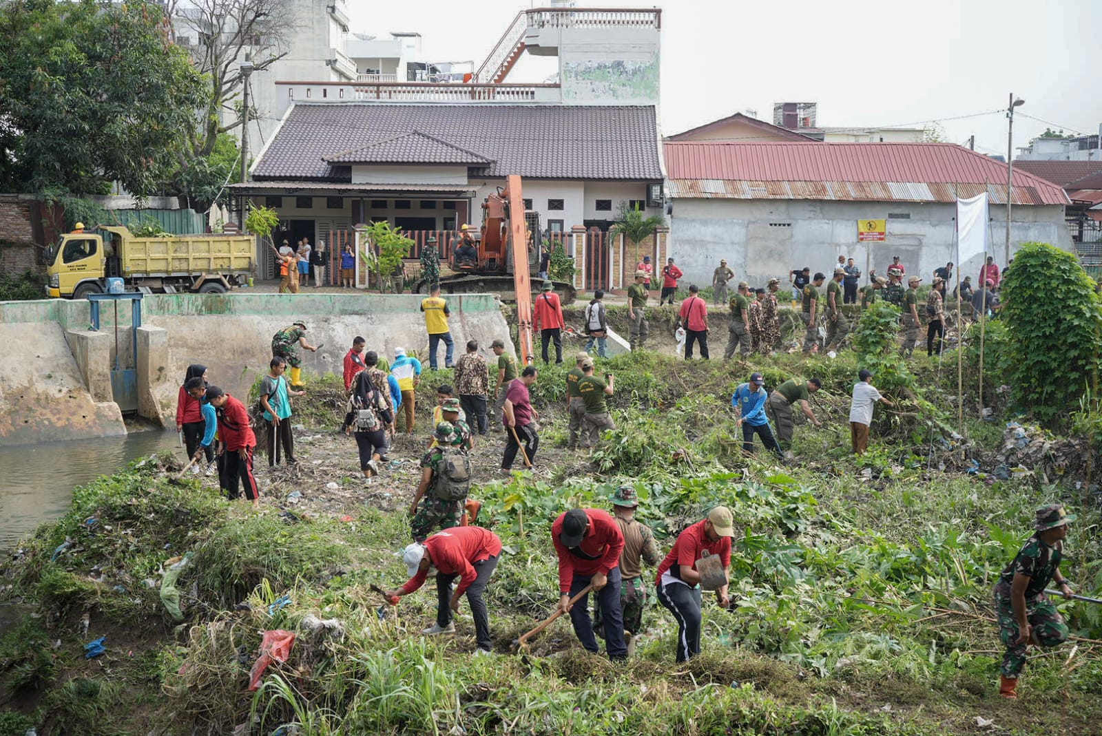 Pemko Medan dan Kodim Bersihkan dan Tata Sungai Sikambing