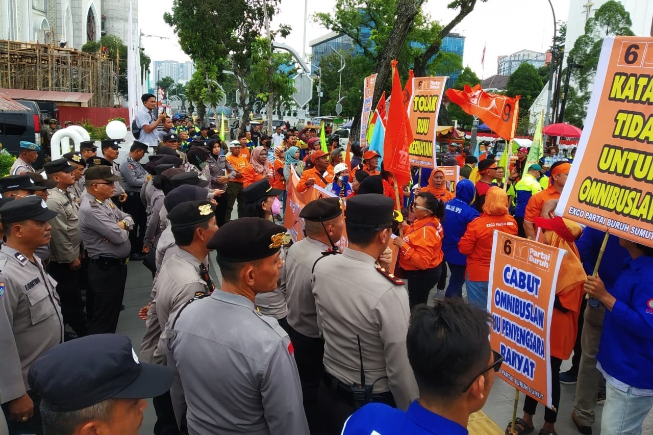 Unjuk Rasa Exco Partai Buruh di Kantor Gubernur Sumut Dikawal Polisi
