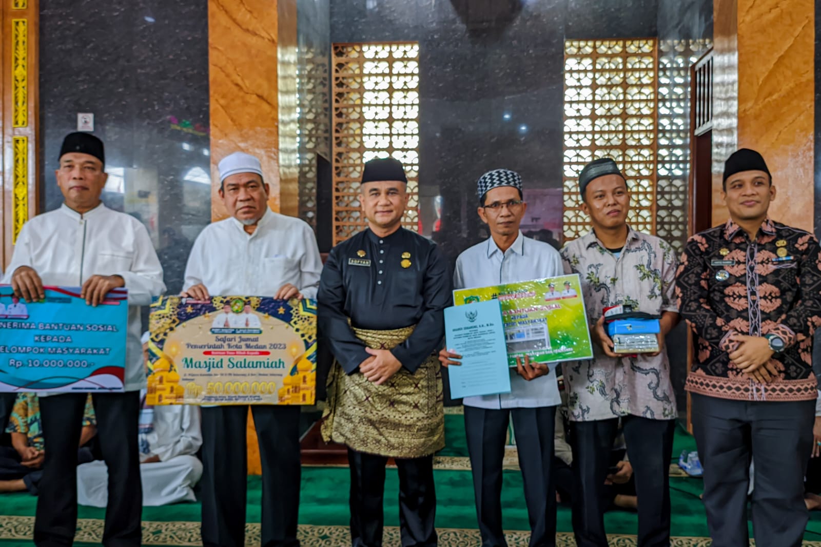 Bobby Nasution Beri Bantuan Buat Kakmuran Mesjid Salamiyah