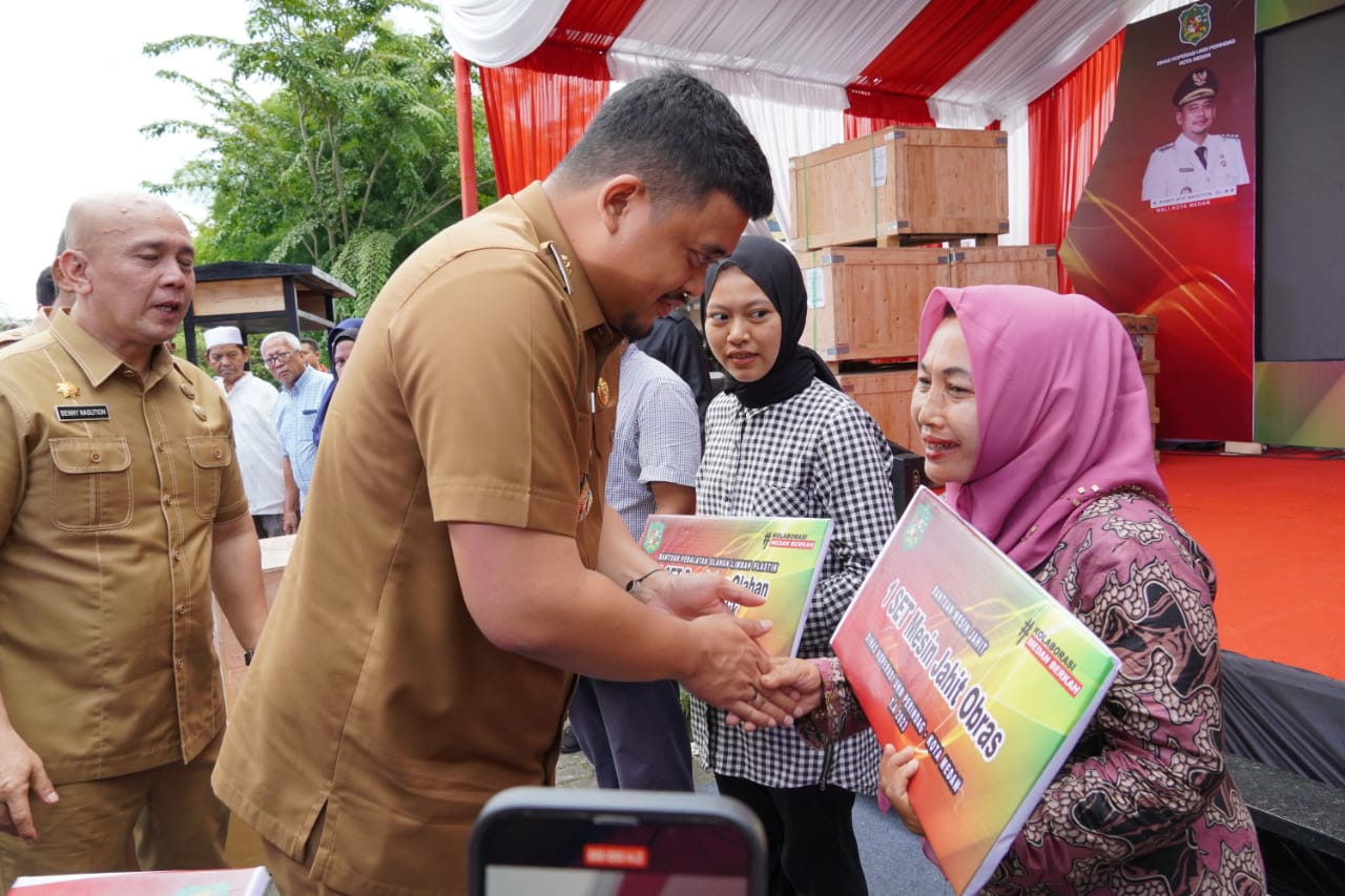 Walikota Medan Dorong Pelaku Usaha Tingkatkan Produktivitas Setelah Menerima Bantuan Peralatan