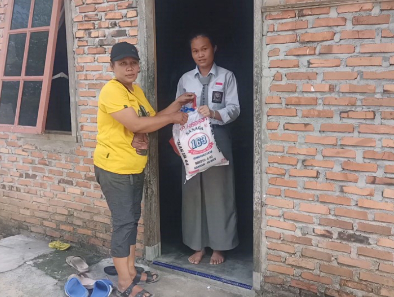 Ketua Sahabat Orang Miskin Kunjungi Empat Anak yang Hidup dalam Keprihatinan